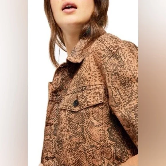 Free People Women’s snakeskin Printed Trucker
Denim Jacket - Picture 4 of 13